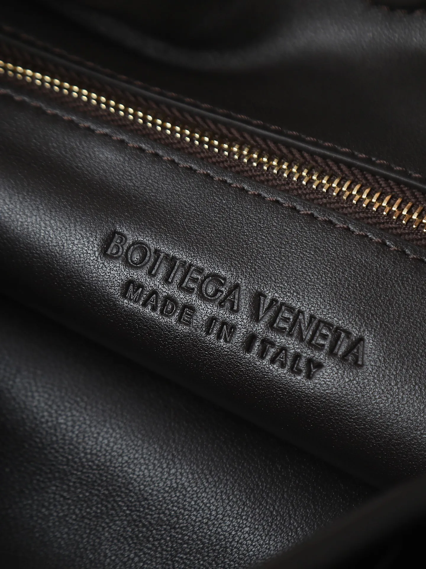 1180. #Bv’s new medium size HO 796262. The bag body and handles are made of a whole piece of woven leather. The bag body is soft and lazy. Ho symbolizes the praise of innovation and eternal craftsmanship [love]. The pyramid silhouette combines practicality and fashion. It is modern and casual. The double-sided closure design of the bag mouth is more convenient and safe! Made of soft cowhide and full of texture, this is a must-have for fashionable ladies who like minimalism, comfort and casualness! Dimensions: 46x21x10